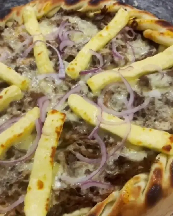 Pizza Sertaneja da Labareda, com carne de sol, palitos de queijo coalho e cebola roxa